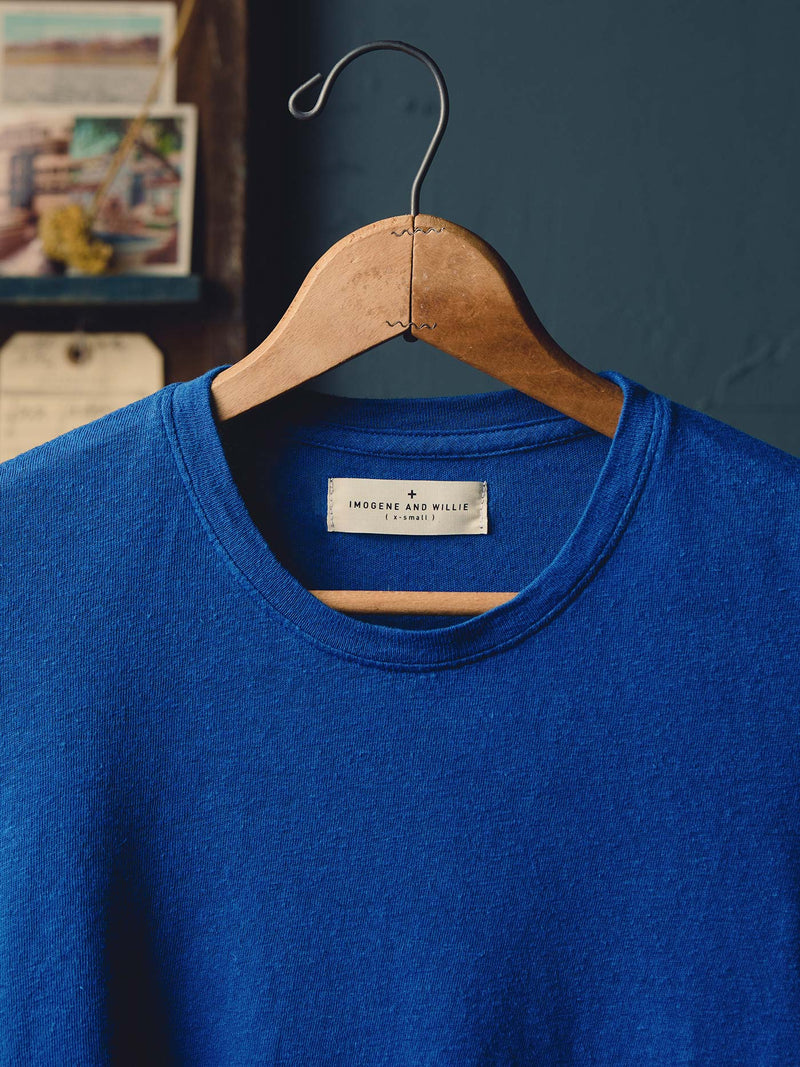 the cotton hemp tee in blue - Model