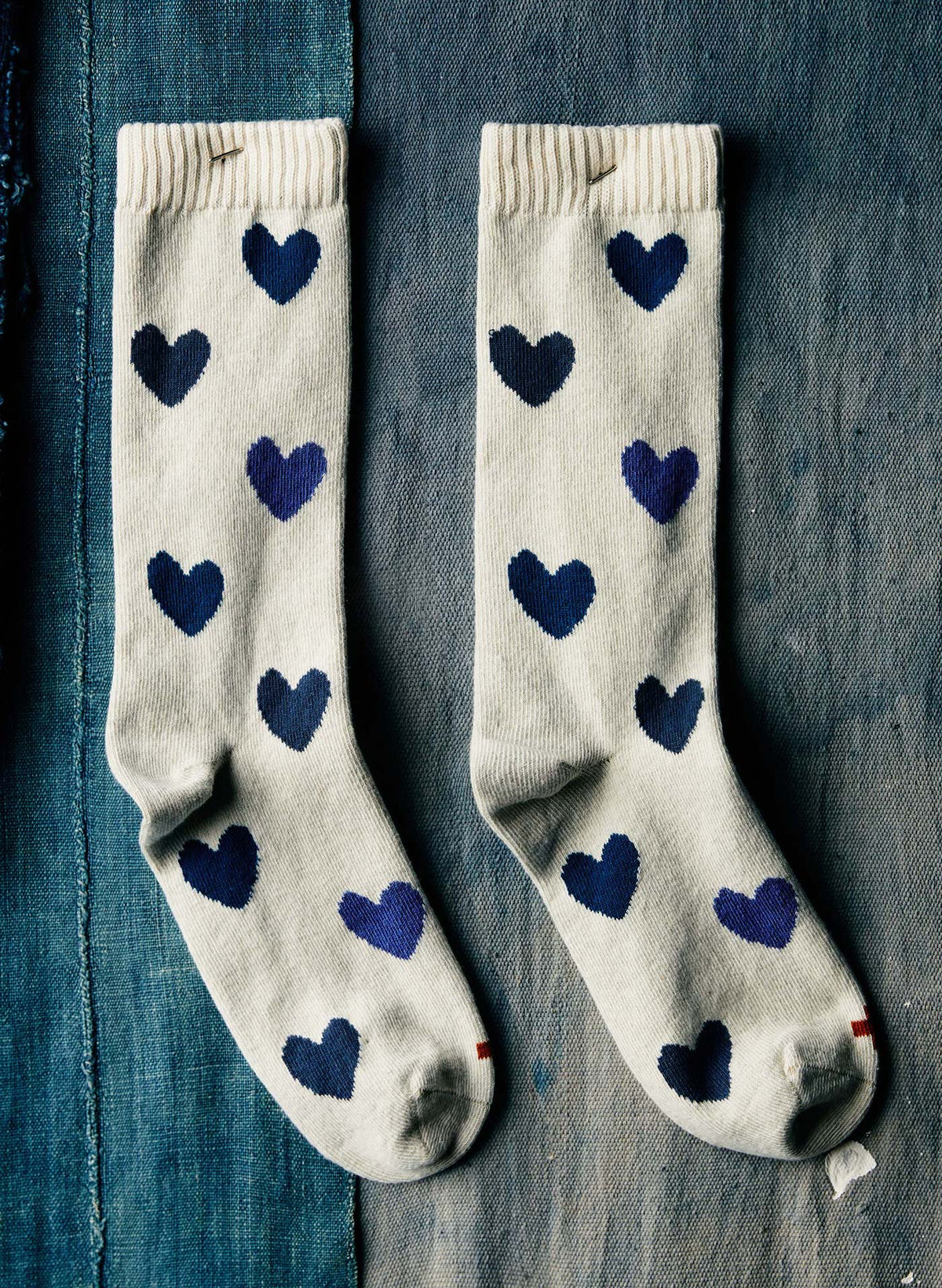 blue heart sock in natural