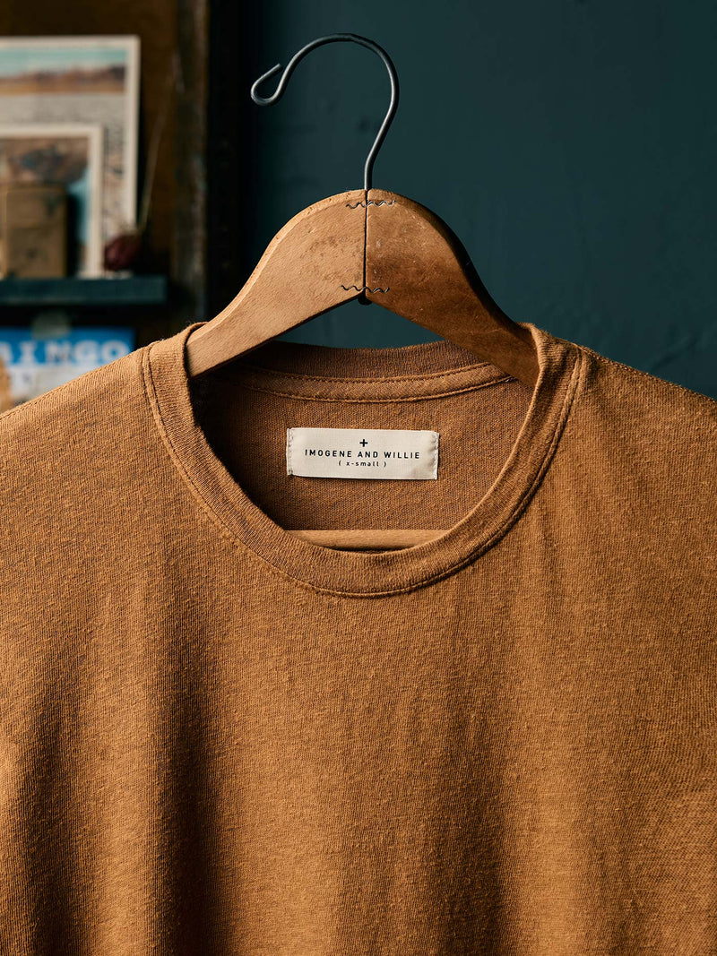 the cotton hemp tee in field brown - Model