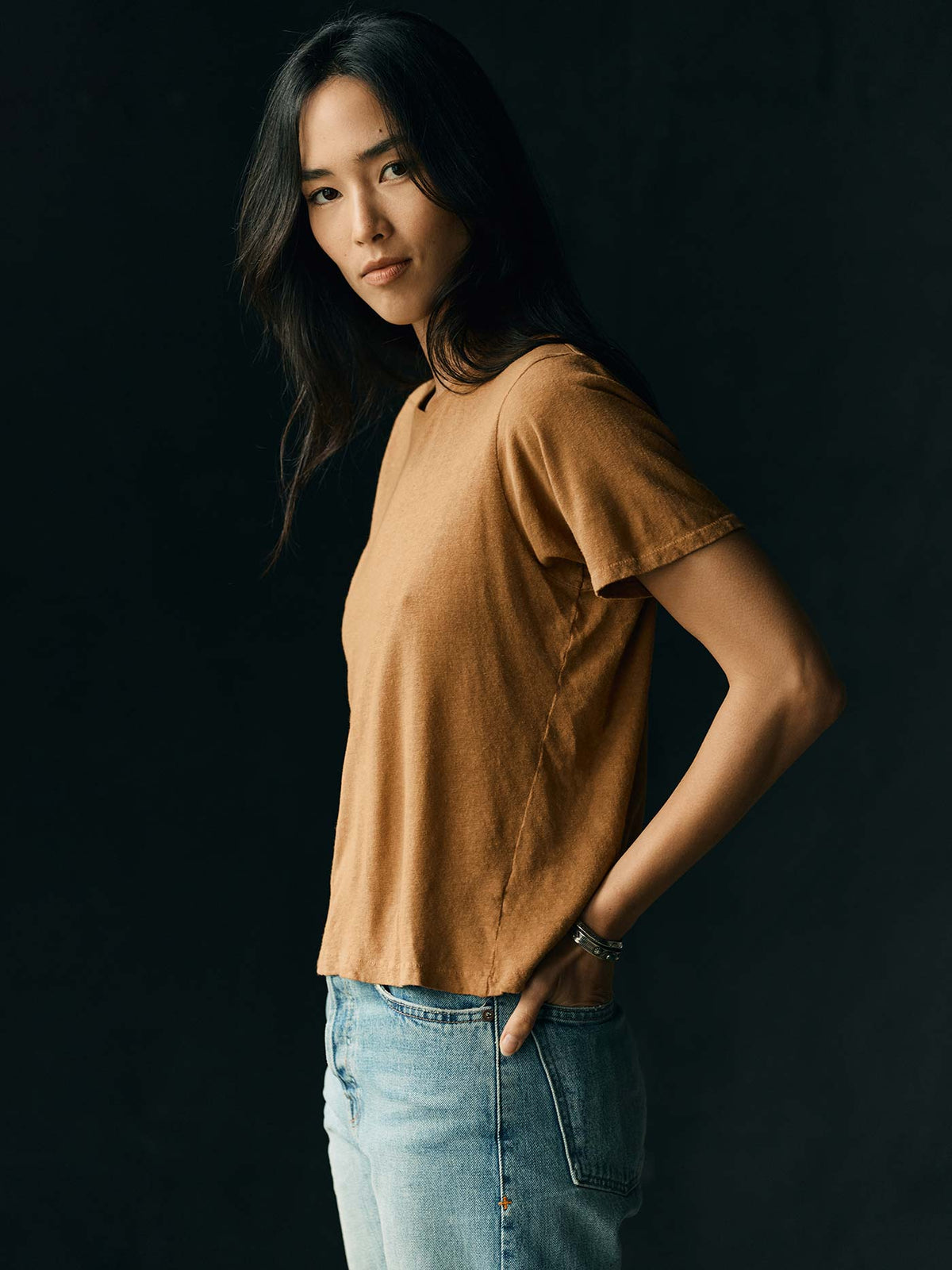 the cotton hemp tee in field brown