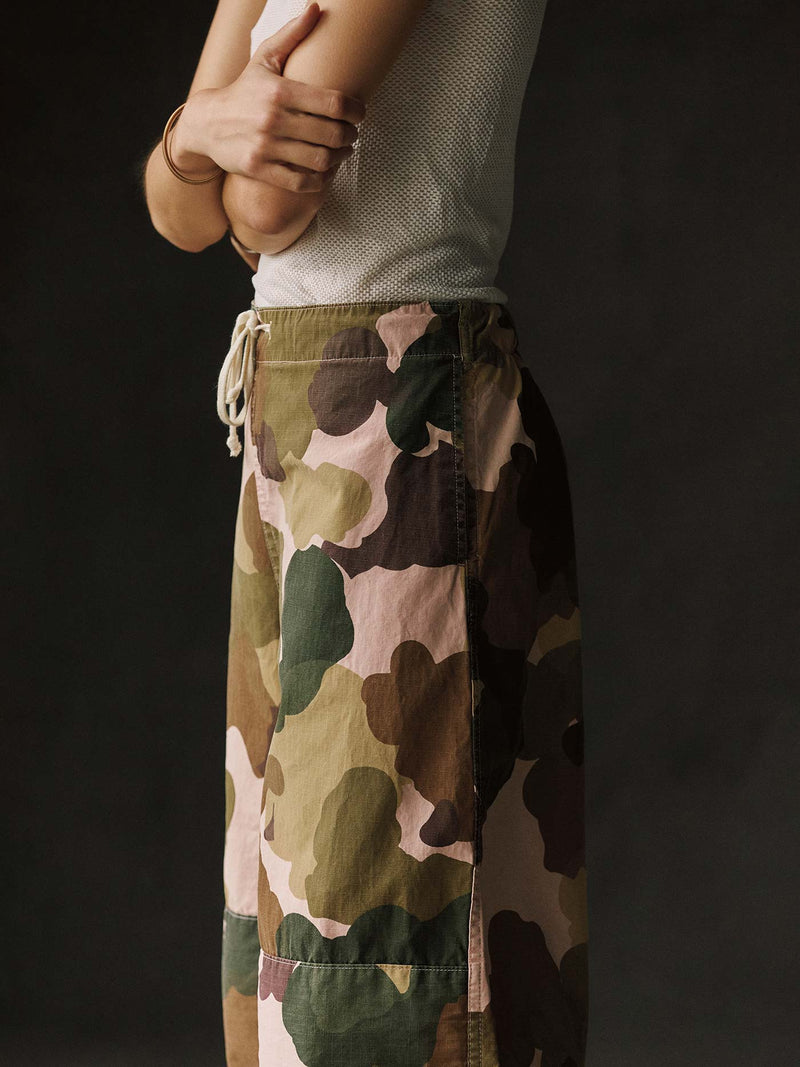 the flight pant in painted camo - Model