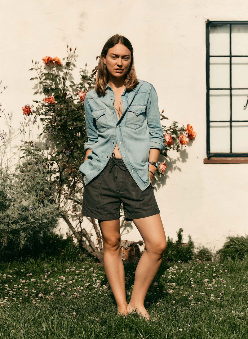 the canvas lounge short in faded black