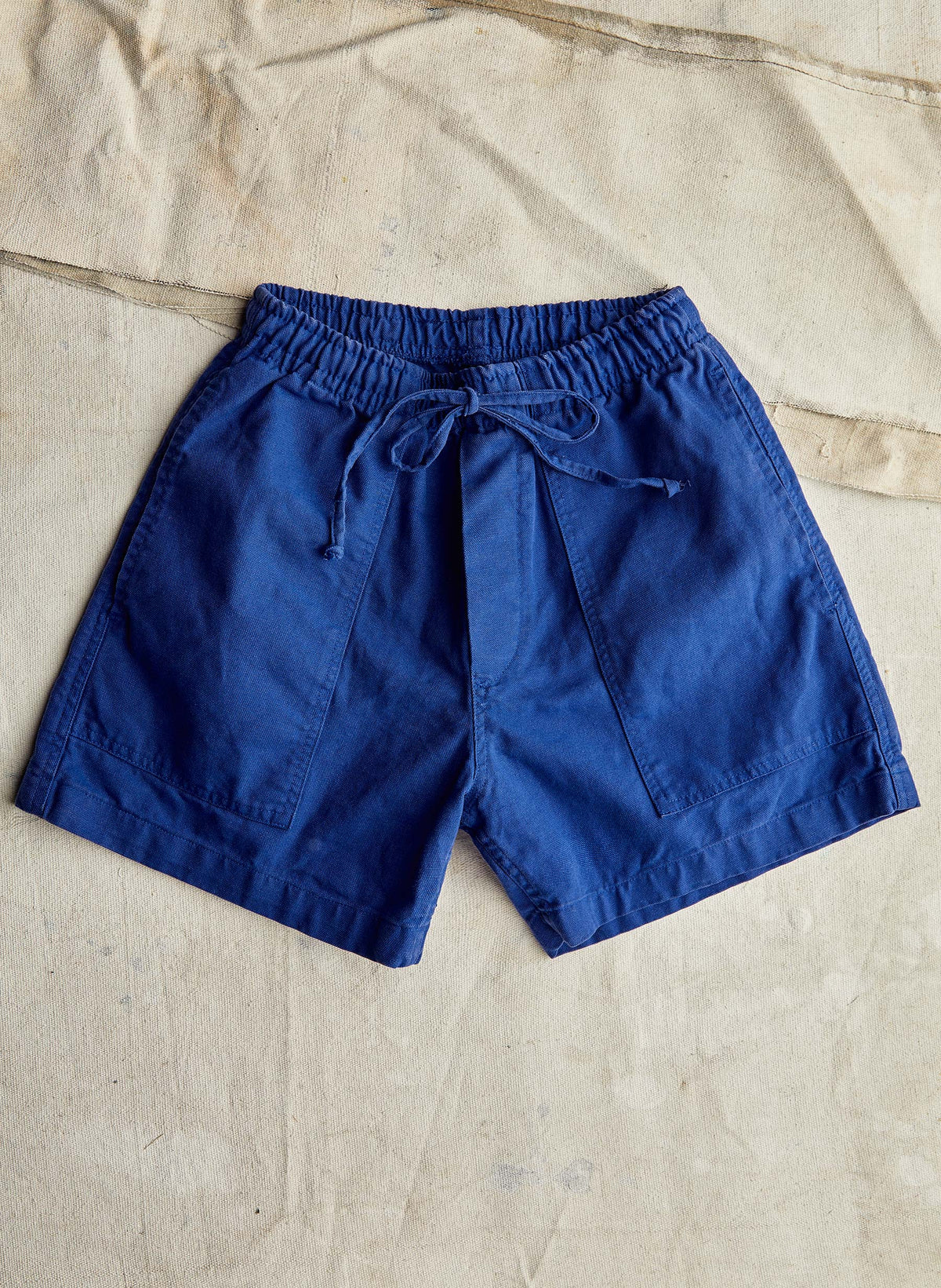 the canvas lounge short in klein blue