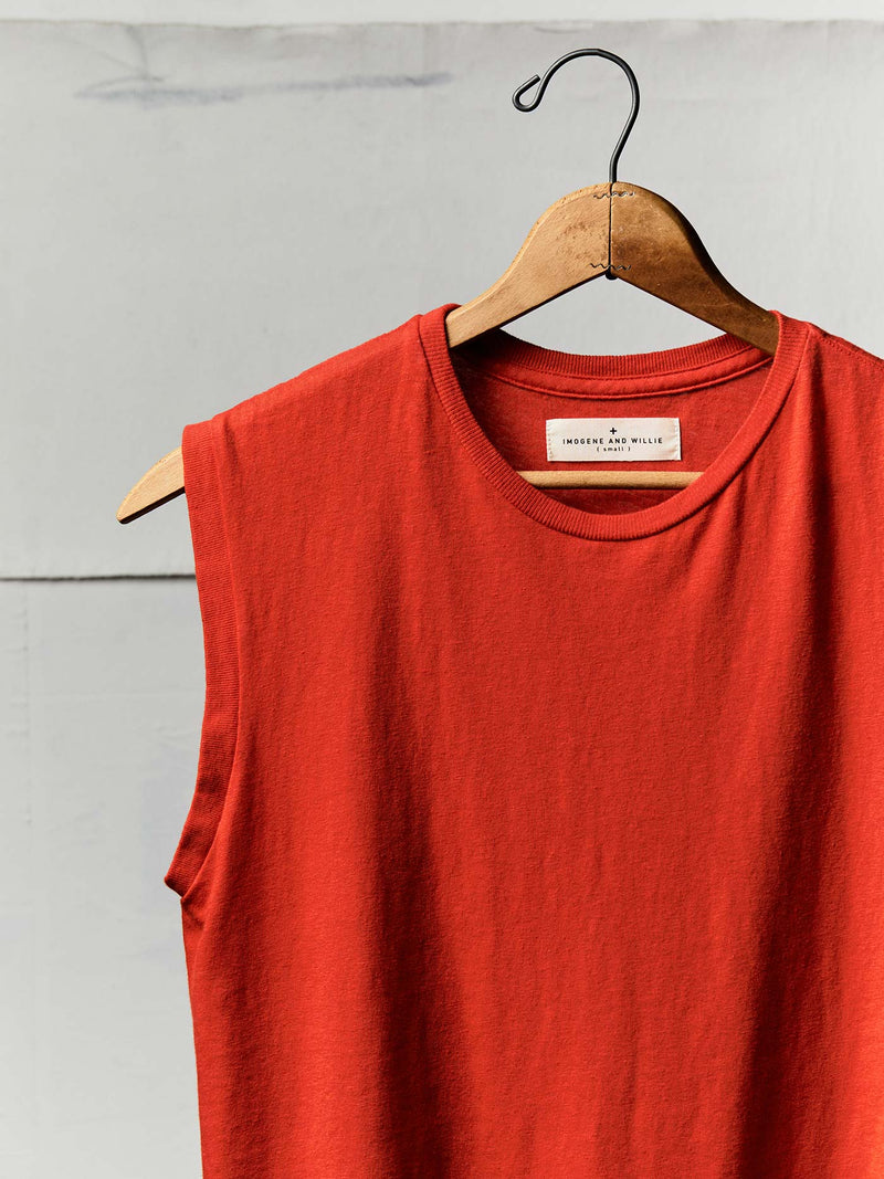 the cotton muscle tee in poppy - Model