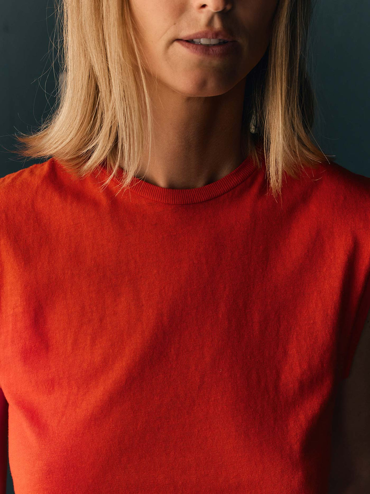 the cotton muscle tee in poppy