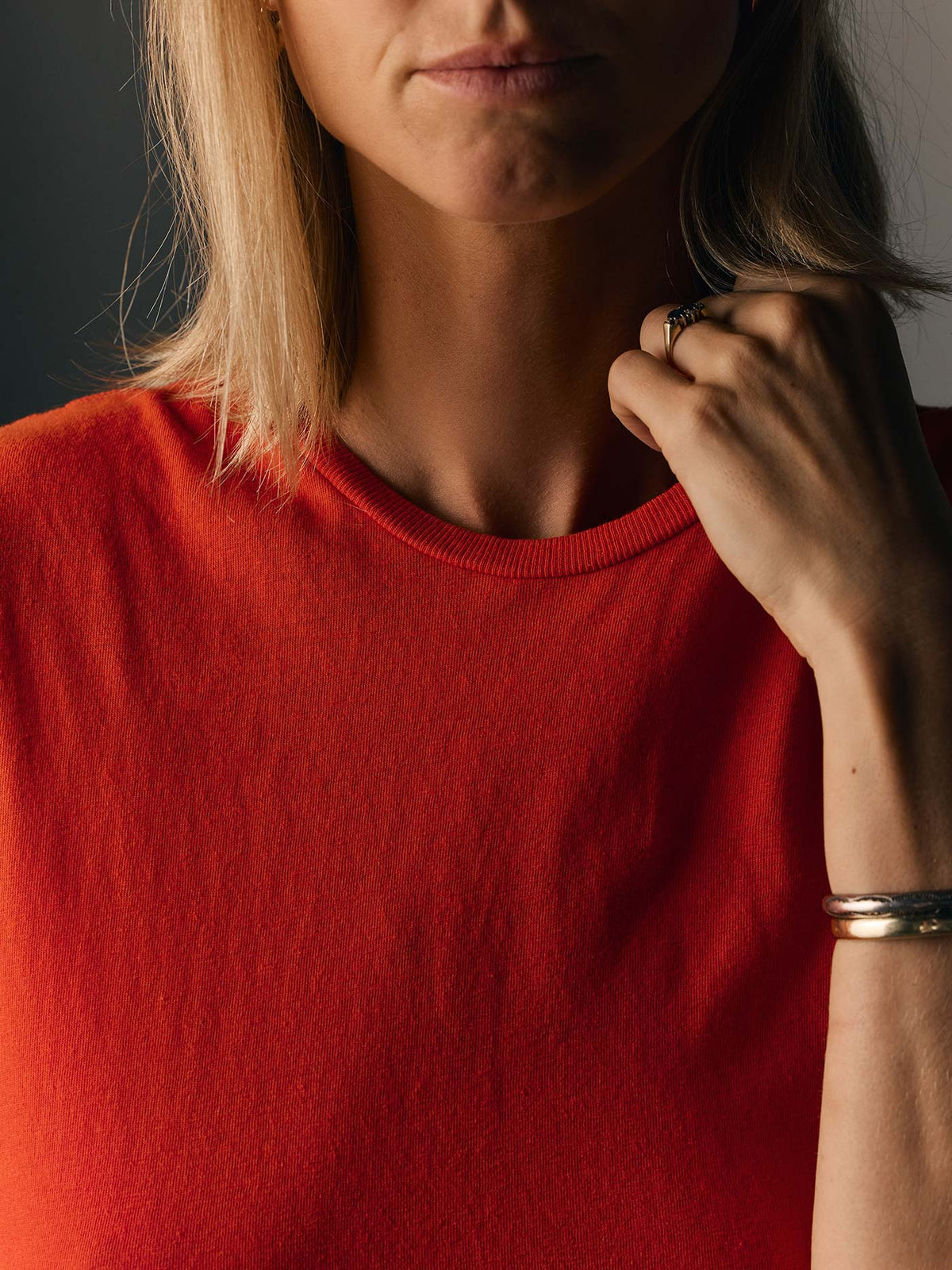 the cotton muscle tee in poppy