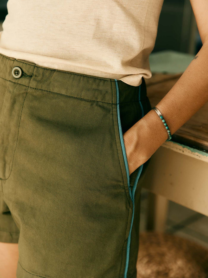 club short in olive - Model