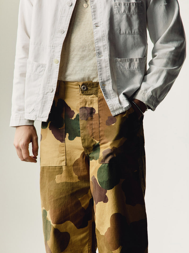oliver military trouser in painted camo - Model