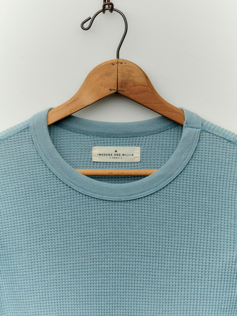 long sleeve waffle thermal in sky blue - Model