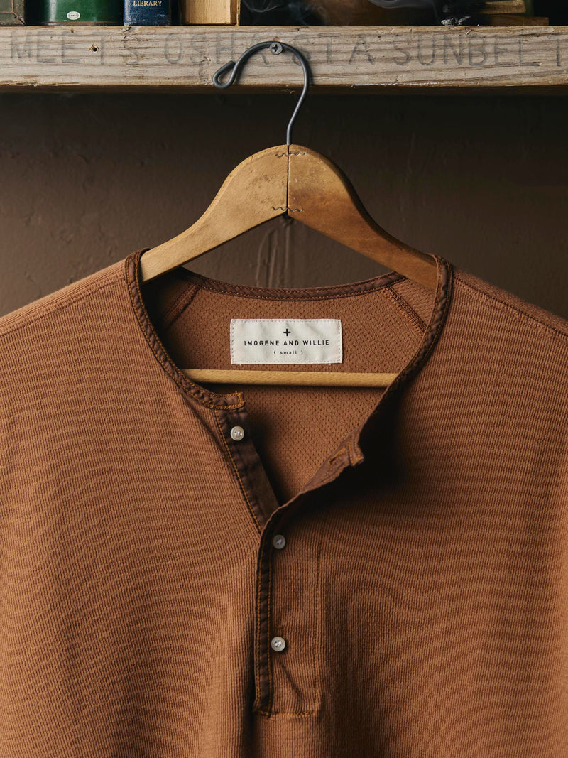 midweight vintage henley in field brown - Model