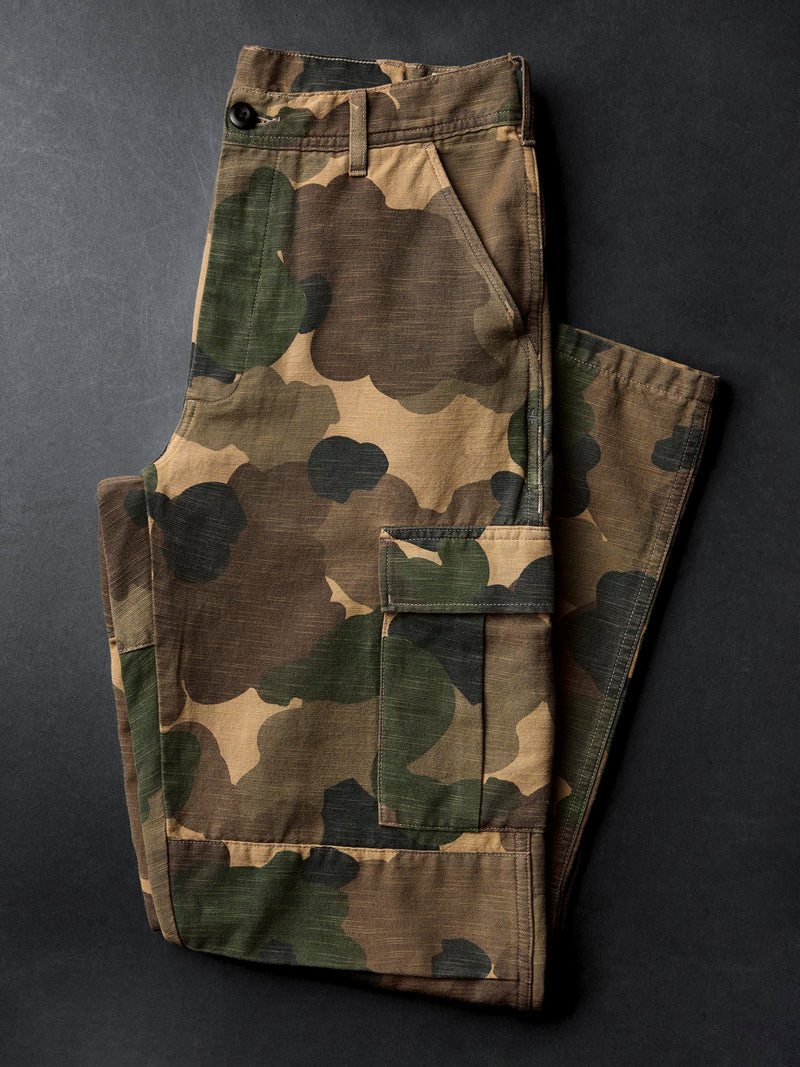 camp pant in painted camo - Model