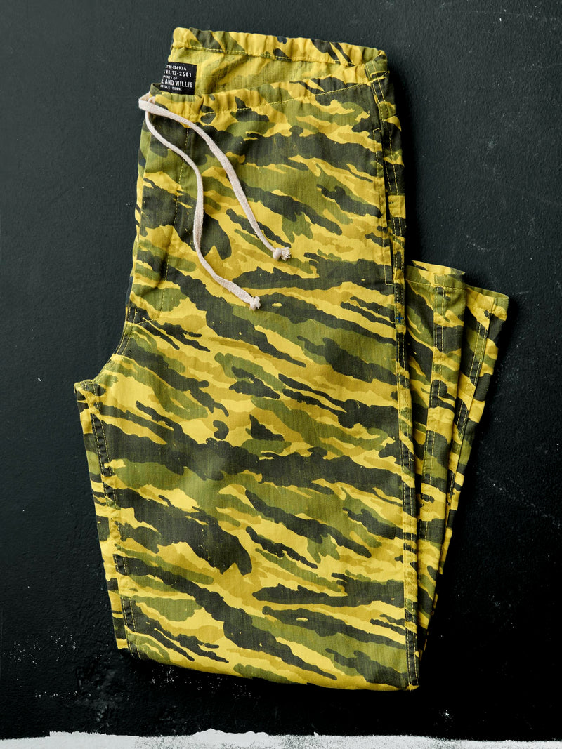 the lounge pant in brushstroke camo - Model