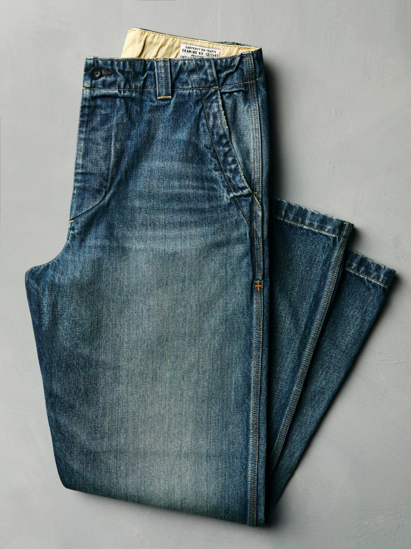 carpenter pant in washed denim - Model