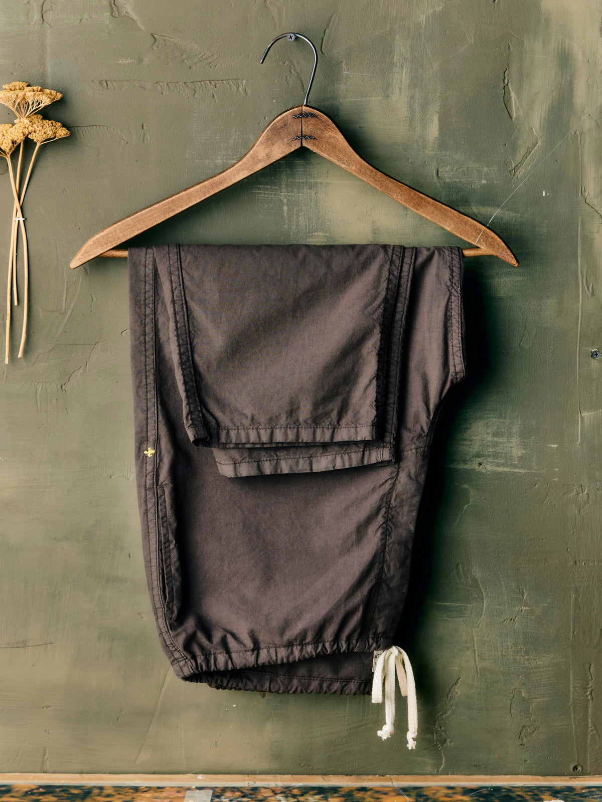 the lounge pant in umber poplin