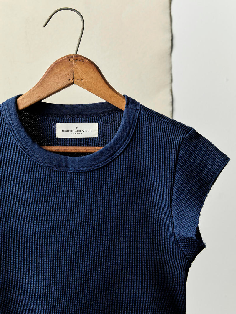 cut sleeve thermal in navy - Model