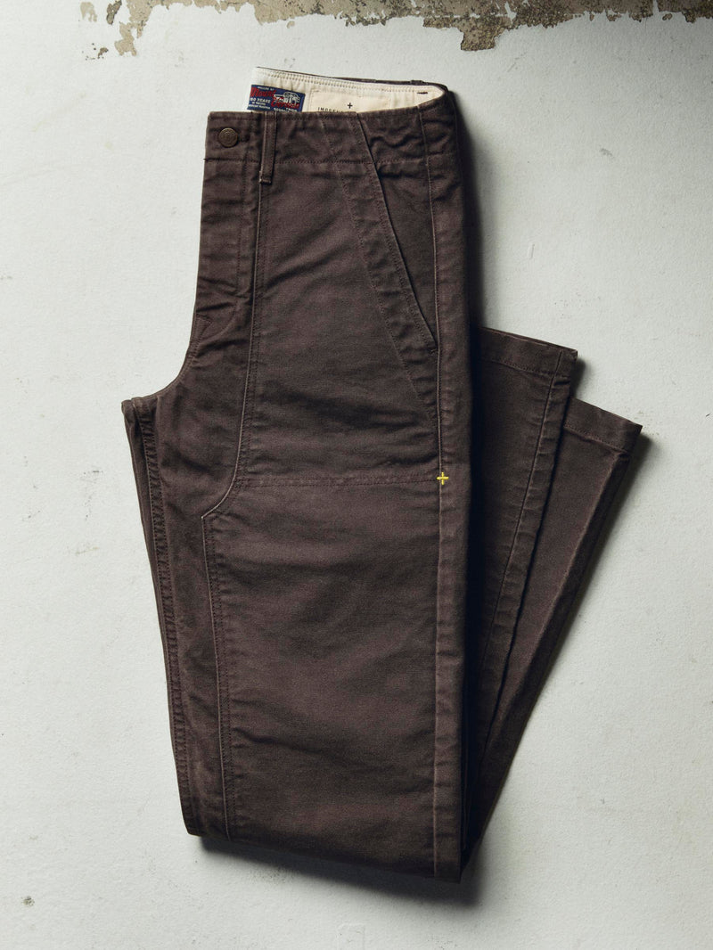 hencye washed canvas workpant in carob - Model