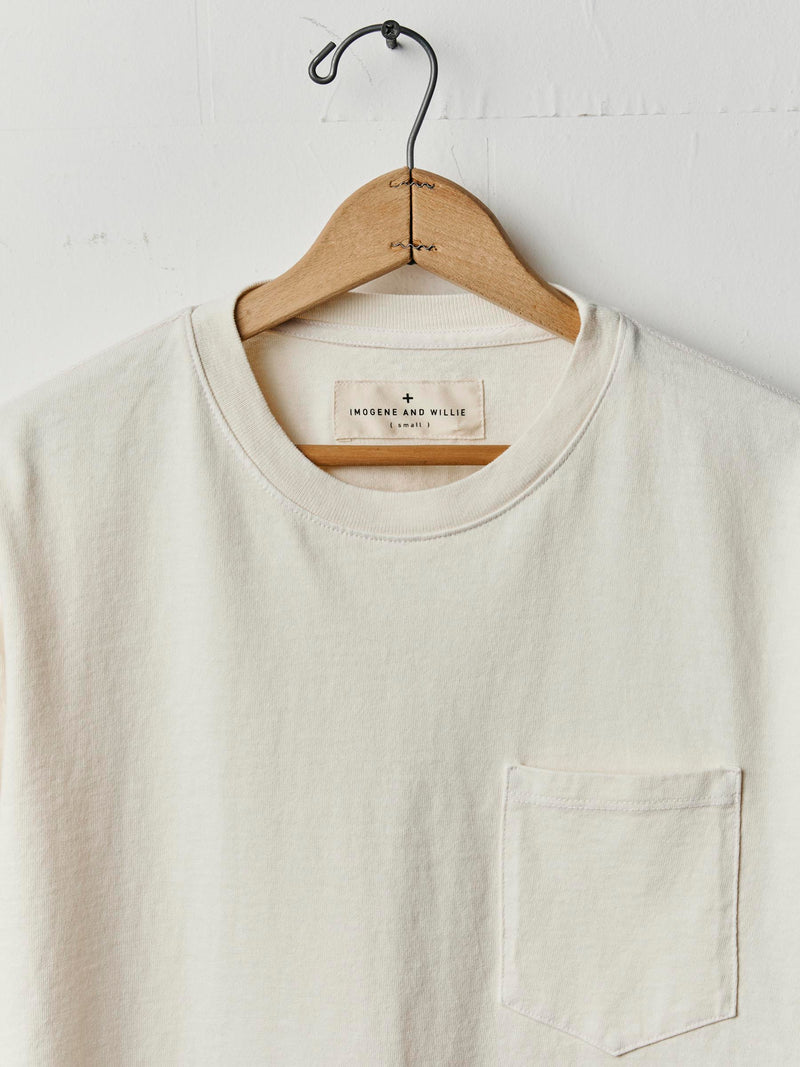 long sleeve pocket tee in vintage white - Model