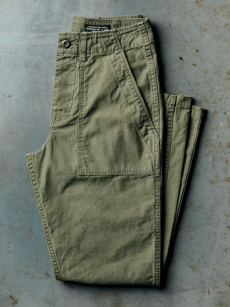 oliver military trouser in olive - Model