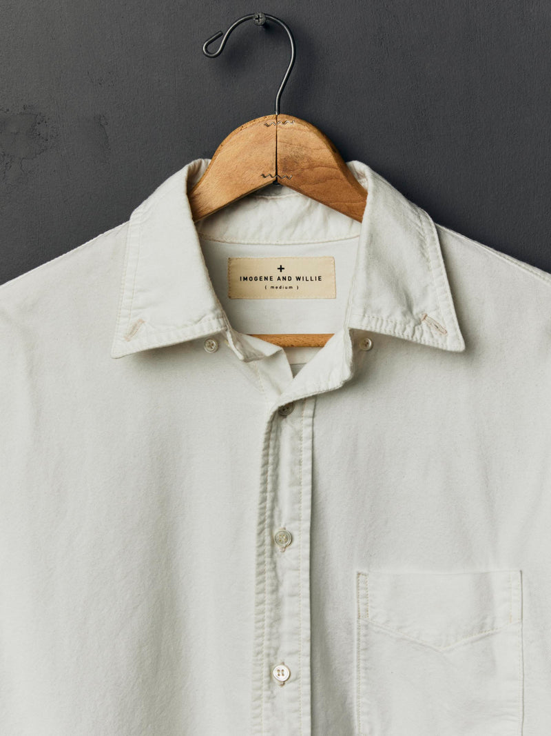 lightweight beach oxford in white - Model