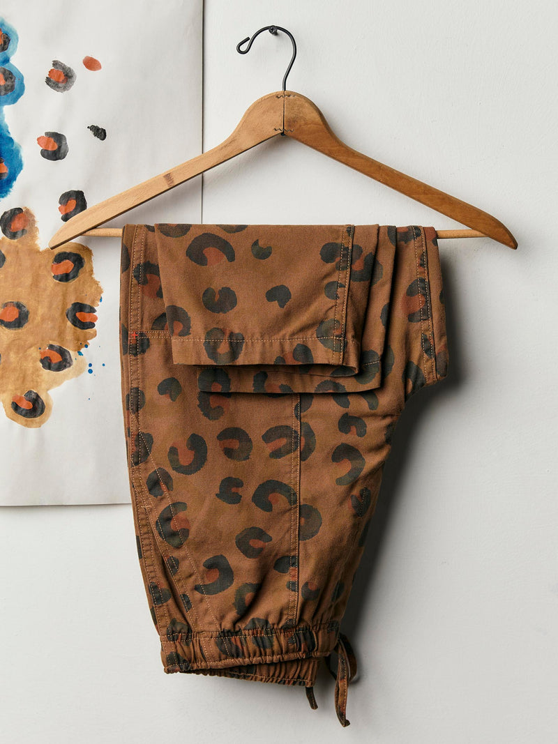 ventura chore pant in brown rosette - Model