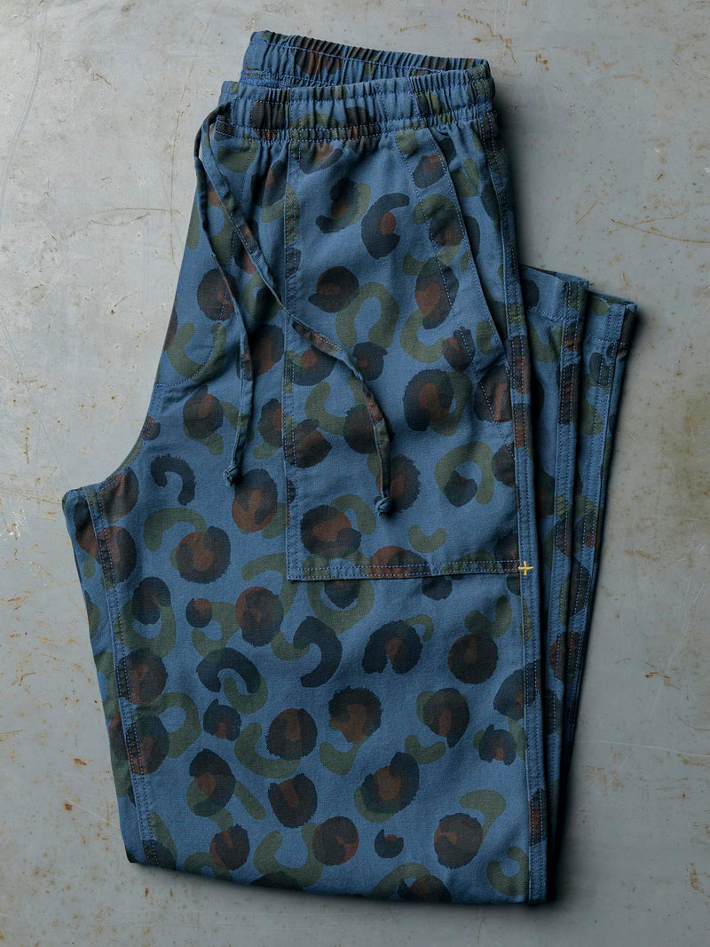 ventura chore pant in blue rosette - Model