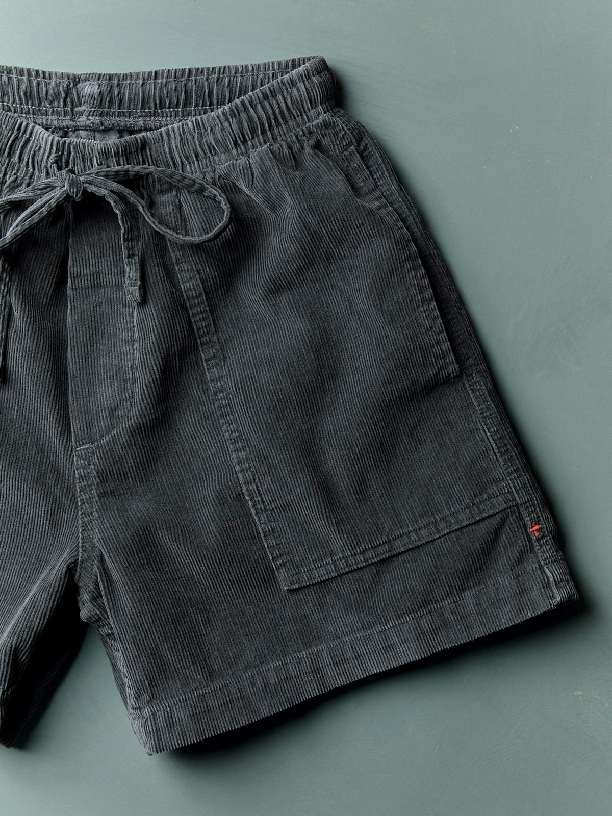 the lounge short in sunfaded black cord