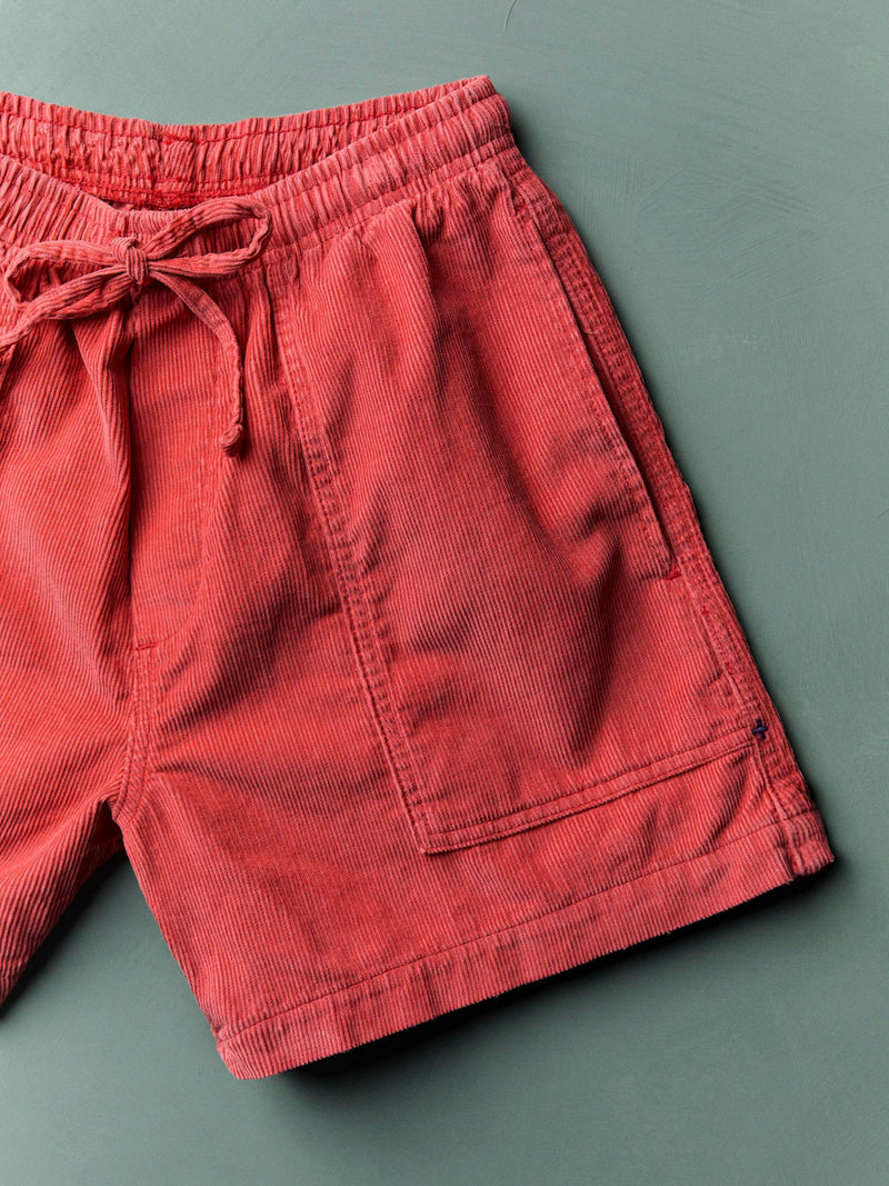 the lounge short in sunfaded red cord - Model