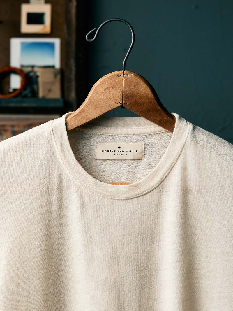 the cotton hemp tee in vintage white - Model