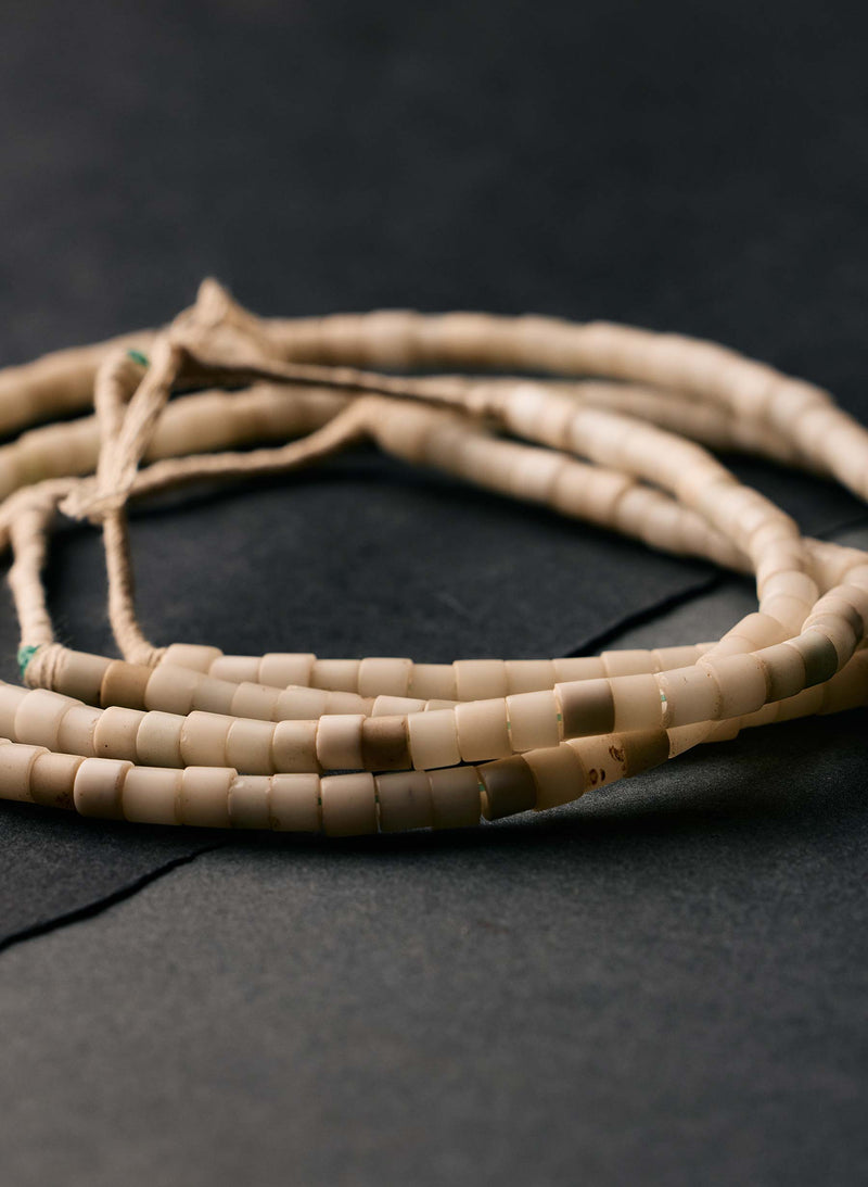 vintage white trade bead necklace - Model